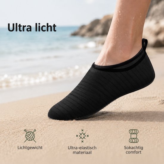 Zwarte waterschoen met horizontale ribbels op de wreef. Beschrijving: Ultra licht.