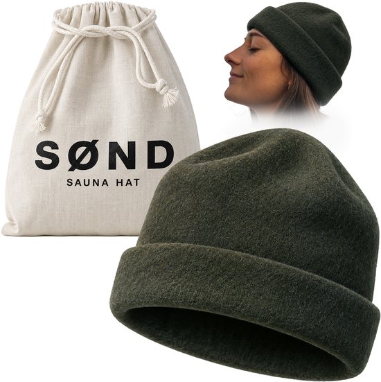 Donkergroene saunamuts van wol, opgevouwen, met een bijpassende opbergzak met "SØND SAUNA HAT" opdruk.