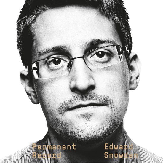 Close-up van Edward Snowden met bril, het boek 'Permanent Record' staat erbij.