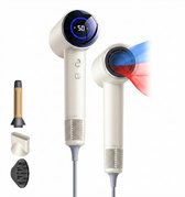 Wit, ergonomisch gevormde haardroger met aan de bovenkant een blauw LED-scherm met temperatuurweergave '50'. Twee opzetstukken (diffuser en concentrator) zijn zichtbaar.