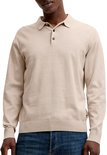 Man, lichtbeige gebreid poloshirt met lange mouwen, twee zwarte knoopjes en donkerblauwe jeans.
