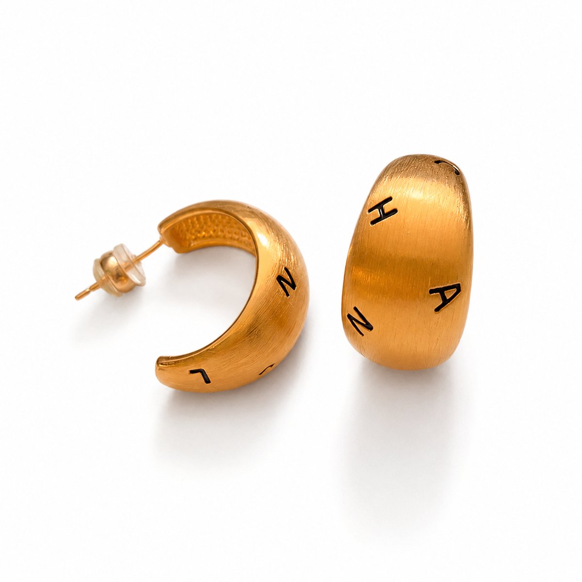 Helin life Oorbel -Goudkleurige Oorbellen Dames – Vintage Geborstelde Oorringen – 18K Verguld – Letter Design – Lichtgewicht – 2 cm