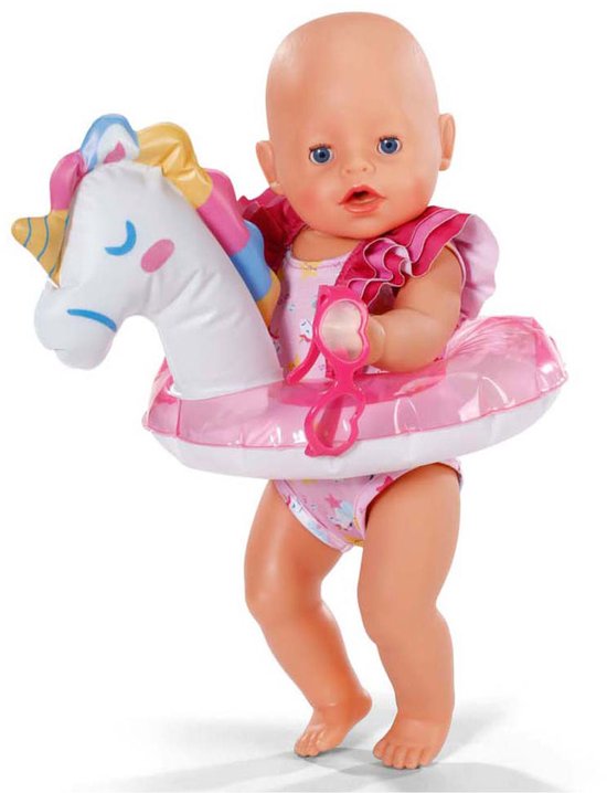 Baby born pop met zwemband in de vorm van een eenhoorn, draagt een zwempak met eenhoornprint en zonnebril.