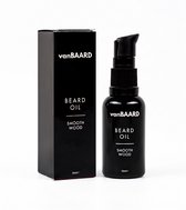 Zwarte fles van baardolie van vanBAARD, met pompdispenser. De doos is ook zwart met witte tekst: 'vanBAARD BEARD OIL SMOOTH WOOD 30ml'.
