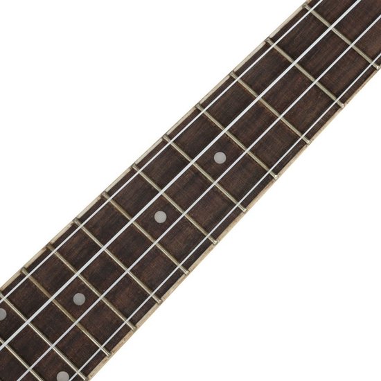 Close-up van de toets van een houten sopraan ukelele met witte snaren en stippen.