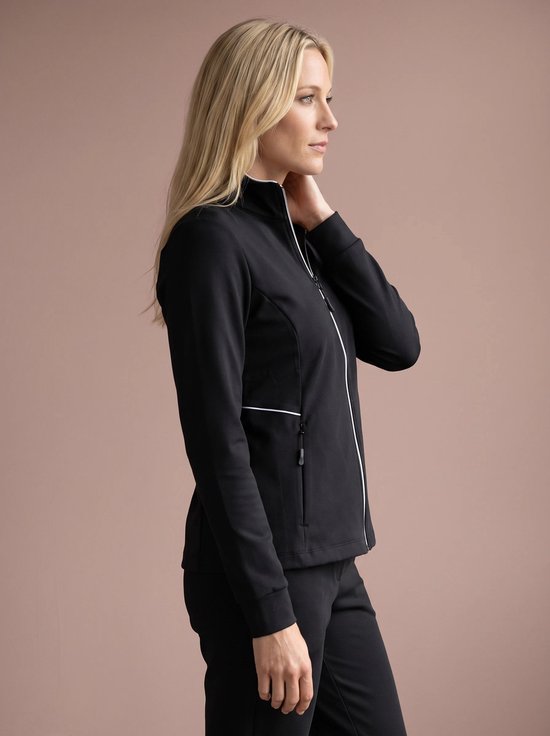 Vrouw van opzij in een zwarte sportvest met witte biezen en broek.