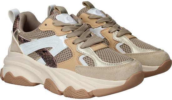 Paar lichtbeige sneakers met slangenprint, witte en gouden accenten.