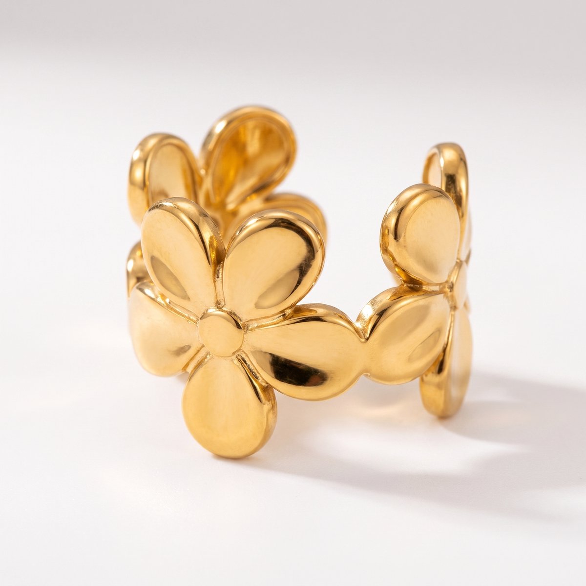 Lundholm Sandy Luxe Earcuff Goud Kleurig Dames Bloem Patroon - Premium Stainless Steel Jewellery Gold Plated - Oorklem Dames Oorclip zonder gaatje my 1.25 cm - Scandinavisch Design