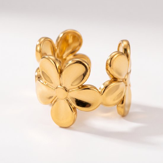 Gouden ring bezet met meerdere bloemen.