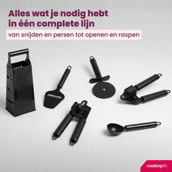 Een zwarte grater, kaasschaaf, pizzaroller, blikopener en dunschiller op een grijze achtergrond.