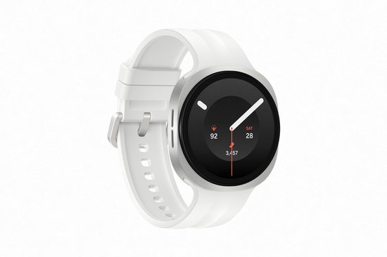 Witte Samsung Galaxy Watch 9 met een zwart wijzerplaat met datum en stappenteller.