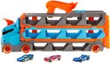 Blauwe en oranje Hot Wheels oplegger met drie speelgoedauto's ervoor: één blauwe politieauto, één paarse en één blauwe racewagen.