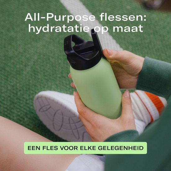Vrouw met mintgroene drinkbeker.