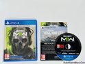 PlayStation 4 speldoos en disc voor Call of Duty: Modern Warfare II, Cross-Gen Editie. De doos toont een schedel. De disc heeft "WARZONE 2.0".