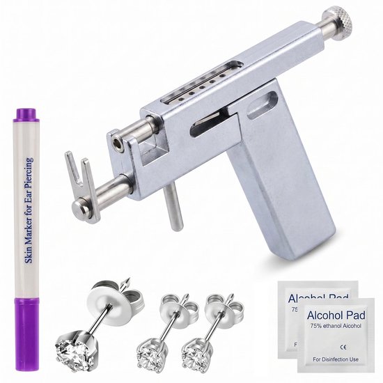 Un pistolet à piercing argenté, un marqueur violet et trois clous argentés avec des pierres brillantes. Deux lingettes d'alcool en arrière-plan.