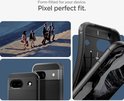 Mensen lopen, close-up van zwarte Spigen hoes met telefoon, close-up van hoes.