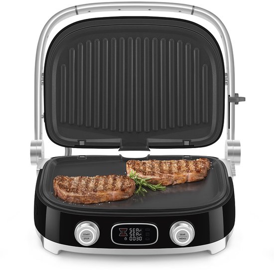 Zwarte contactgrill met twee steaks, open bovenplaat met grillpatroon.