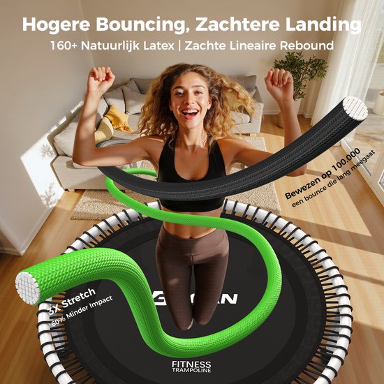 Vrouw springt op een zwarte trampoline met groene en zwarte elastieken, 3x stretch, 60% minder impact.