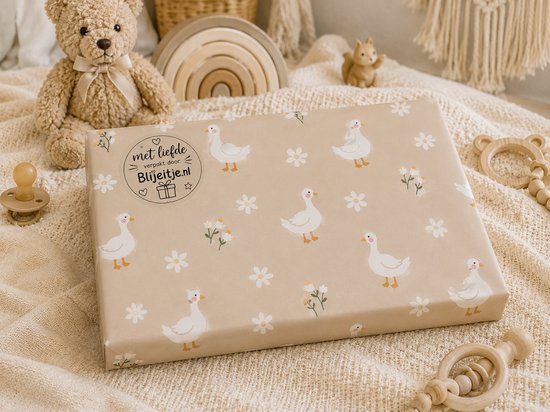 Kraamcadeau Unisex – Gepersonaliseerd Babyshower Cadeau Set met Naam naar keuze | Gender Reveal & Baby Cadeau Box (Mutsje, Spuugdoekje, Knuffeldoekje Beige) — afbeelding 4