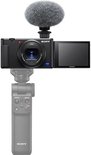 Zwarte Sony camera met microfoonkapje, klapscherm en tripod grip.