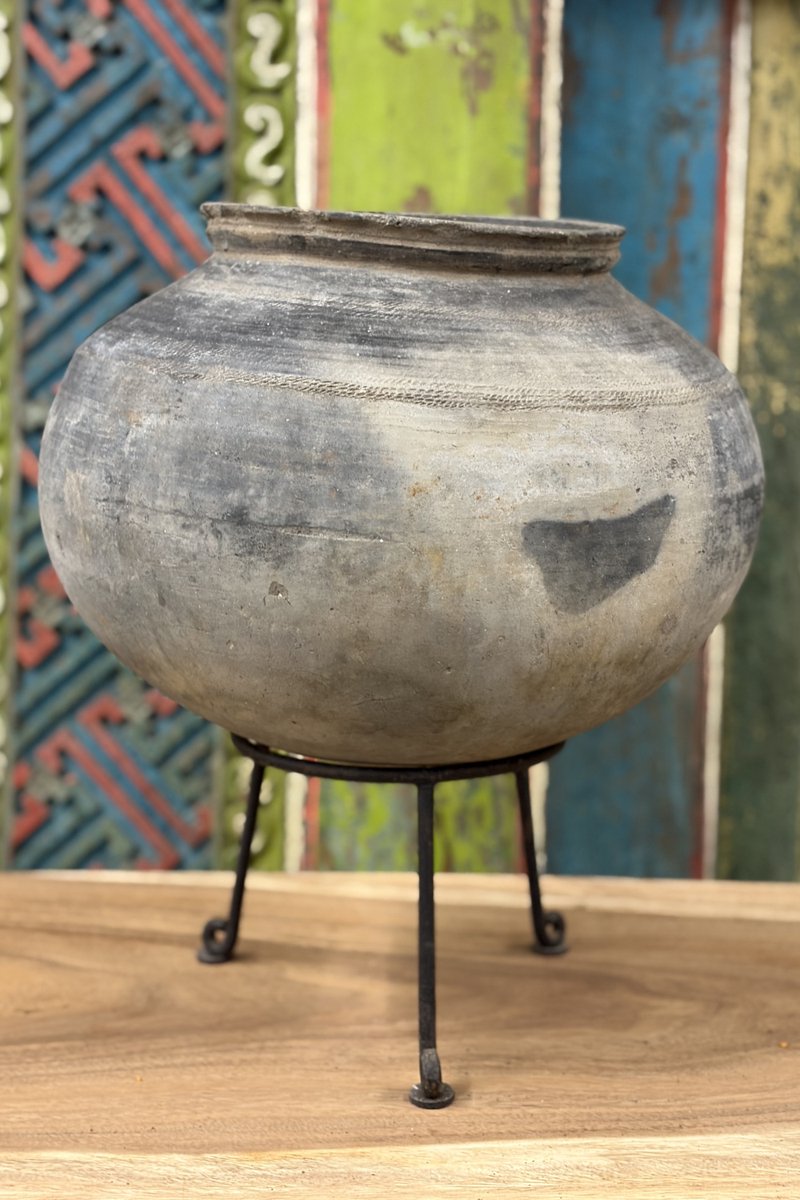 Ronde aardewerk pot op statief grijs landelijke kruik bloempot met zwart metalen statief
