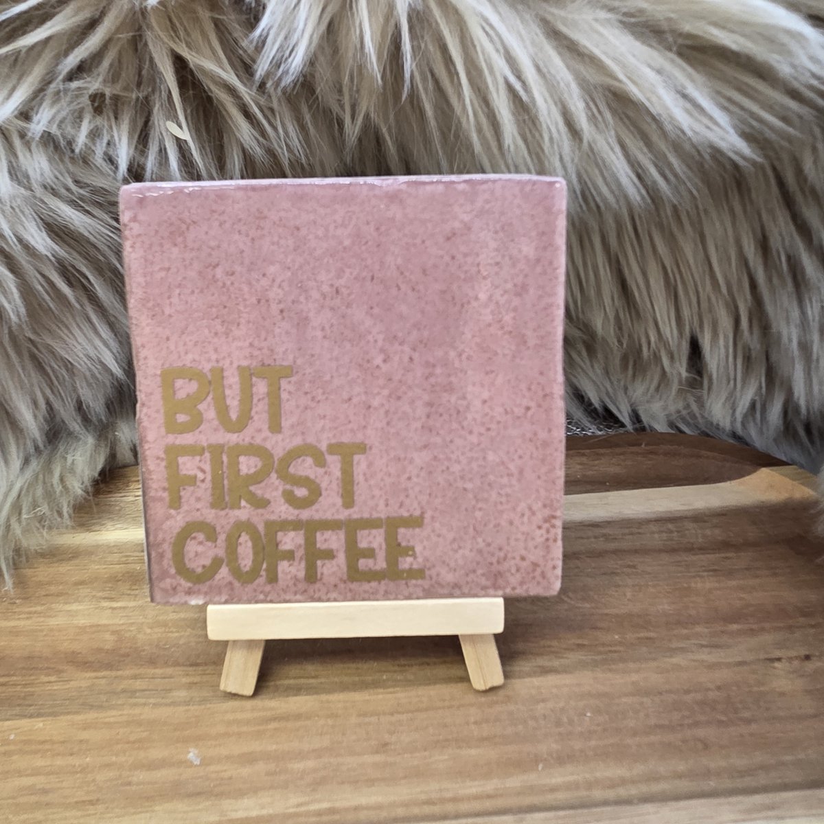 Robuust wenstegeltje – But First Coffee – Hip trendy tegeltje – 10x10 cm – Stijlvolle Keukendecoratie – Cadeau voor Koffieliefhebbers, Collega, Vriendin of Zomaar – Trendy nu
