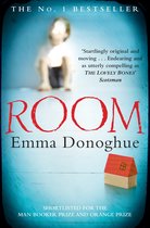 Boekomslag van "Room" met een vage afbeelding van een kind en een miniatuurhuis.