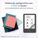 Zwarte e-reader met specificaties, naast drie stapelende boeken in de kleuren roze, blauw en donkerblauw.