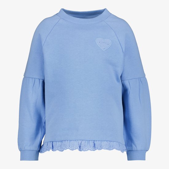 Lichtblauwe sweater met pofmouwen, hartapplicatie en kanten rand aan de onderkant.