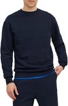 Donkerblauwe sweater met ronde hals, gedragen door een model met een blauwe rand zichtbaar aan de onderkant.