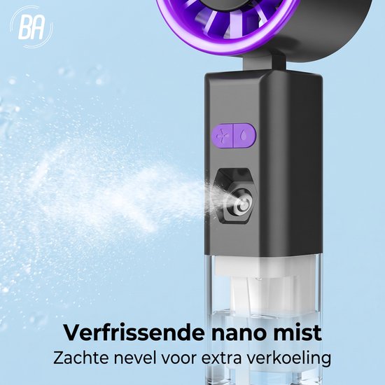 Een zwarte handventilator met paarse accenten, die een fijne nevel verstuift. Met "BA" logo.