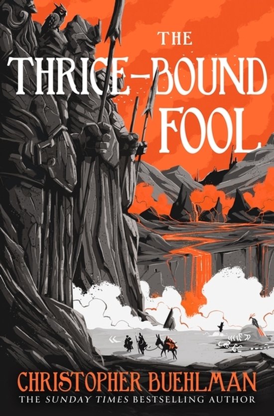 La couverture du livre 'The Thrice-Bound Fool' présente un paysage de pierre austère sous un ciel orange ardent, avec de la lave incandescente. Des silhouettes de petites figures à cheval traversent le paysage accidenté.