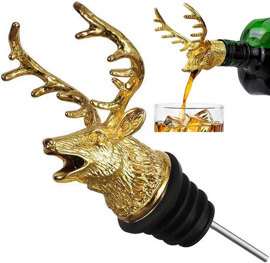 Gouden hertenkop schenktuit met zilveren tuit, naast een fles en een glas met drank.