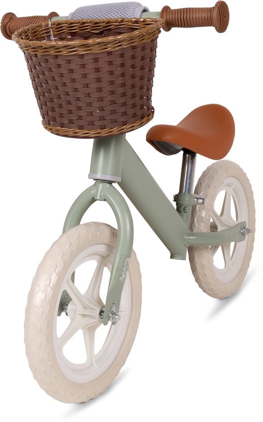Mintgroene loopfiets met bruine mand en zadel, crème wielen en handvatten.