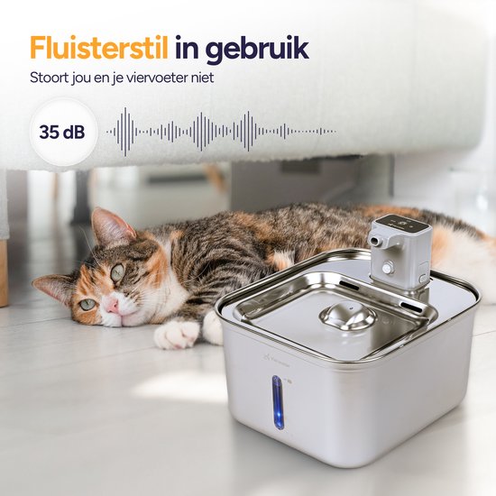 Zilverkleurige drinkfontein met een rustende cyperse kat ernaast. "Fluisterstil in gebruik" staat in het geel.