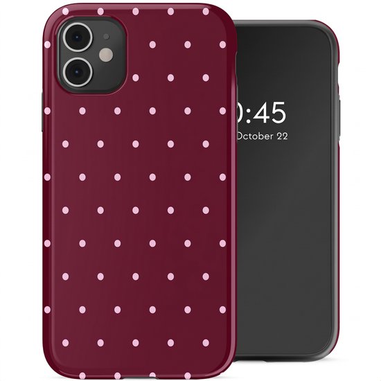 Coque de téléphone bordeaux avec un motif de pois roses, à côté d'un téléphone.