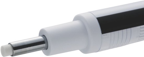 Close-up van de punt van een witte Tombow Mono Zero gum met een metalen houder.