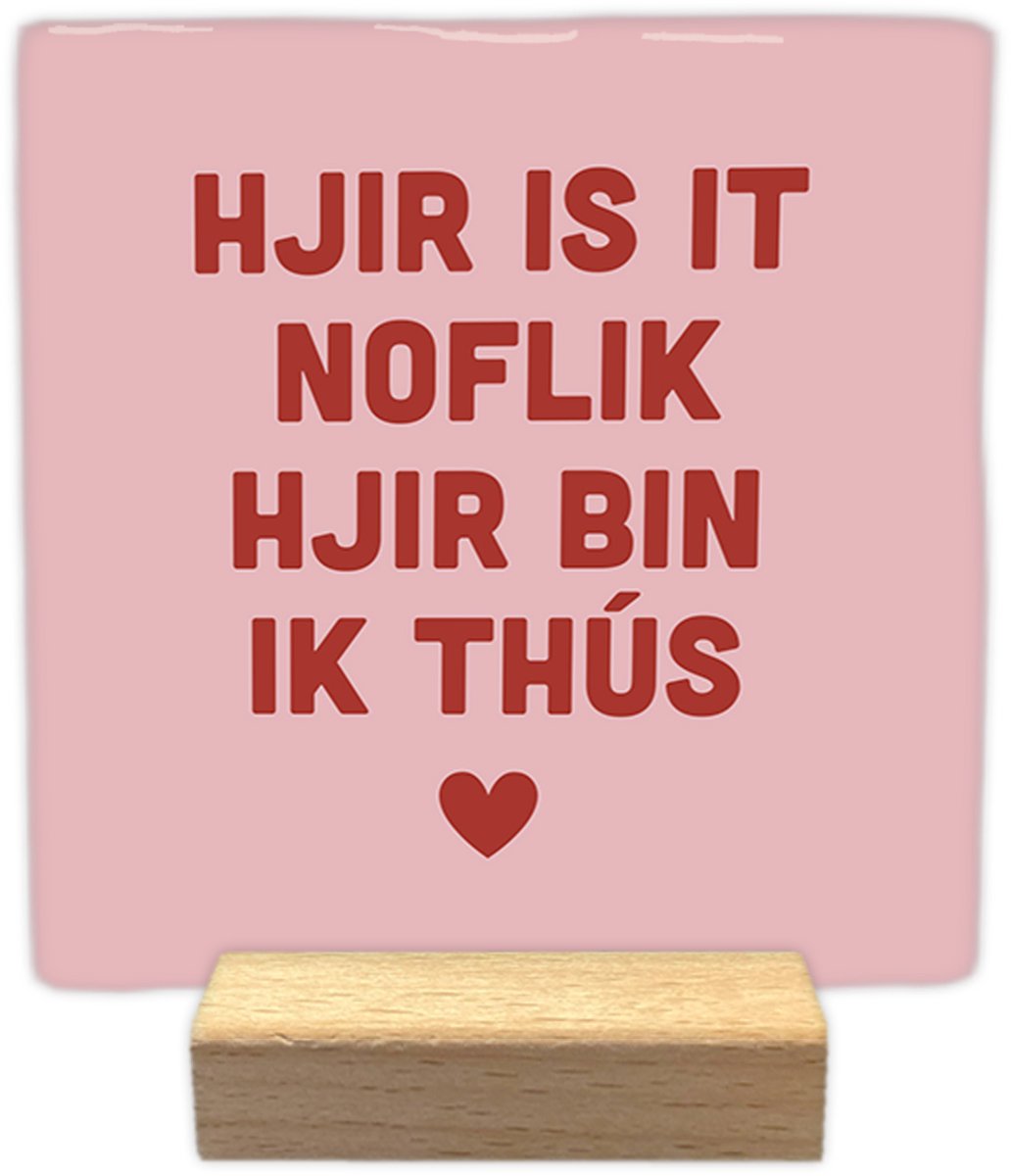 Hjir is it noflik hjir bin ik thús - Keramische decoratie tegel - incl. houten presenteerblok