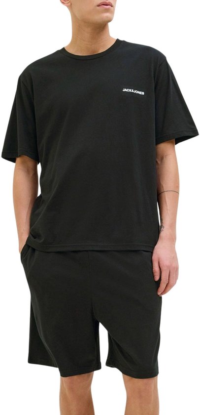 Ensemble short et t-shirt noirs Jack & Jones, porté par un homme.