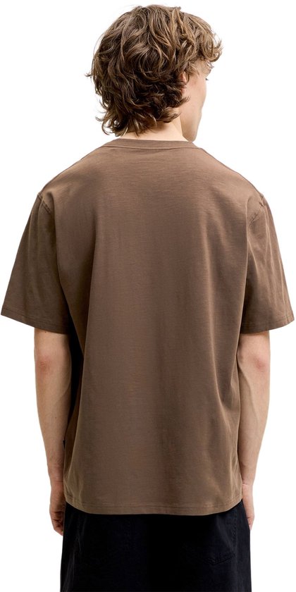Man draagt een bruin T-shirt met korte mouwen van achteren gezien.