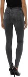 Model van achteren gezien, draagt een grijze skinny jeans met hoge taille en zwarte hakken.