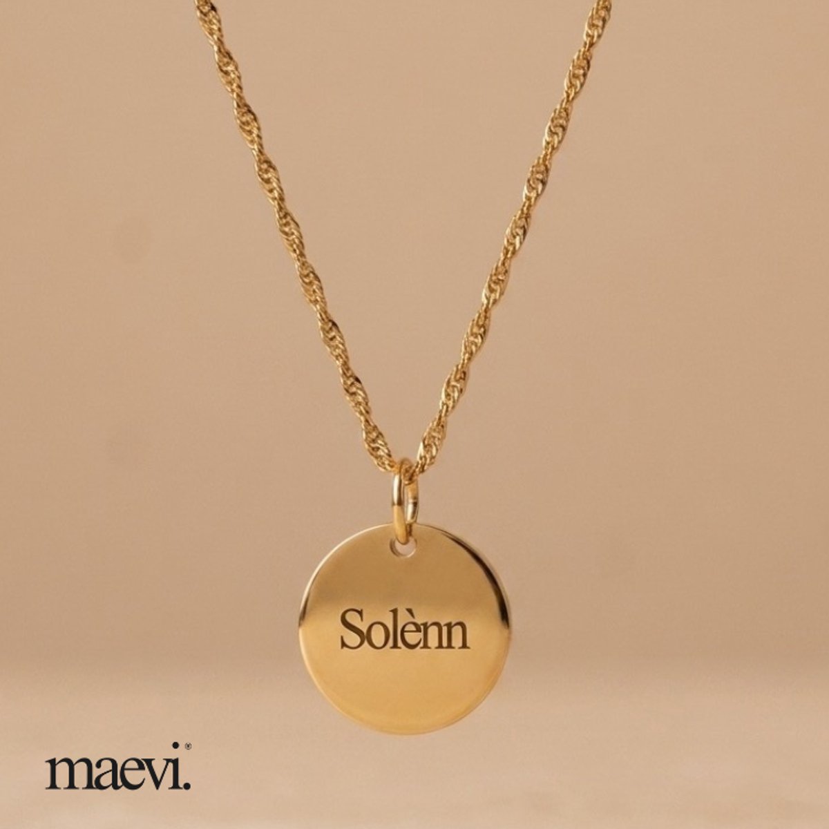 Maevi® Ketting met Naam - Kleur: Goud - Inclusief Ketting 45 CM - Hoge Kwaliteit - RVS / Stainless Steel - Verkleurt Niet - Gepersonaliseerd / Gegraveerde Ketting - Necklace - Incl. Luxe Verpakking - Naamketting / Ketting met Naam