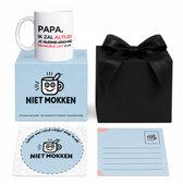 NietMokken.nl - Mok Cadeauset – Papa Ik Zal Altijd Je Jongetje Zijn Mok – Grappig Cadeau voor Vader van Zoon – Inclusief Cadeaudoos, Kaartje & Vilten Onderzetter – Keramische Mok 325 ml – Aan beide zijden bedrukt