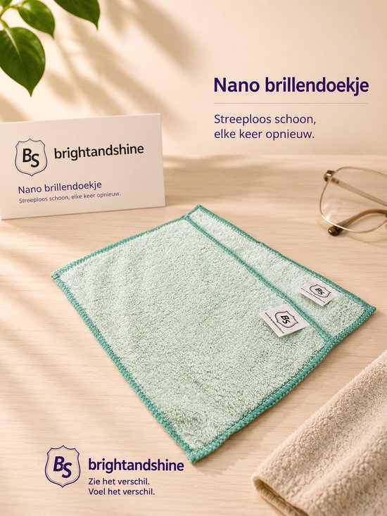 Lichtgroen Nano brillendoekje van Brightandshine met aquakleurige rand. Twee labels met 'BS' logo. Liggen op een houten ondergrond, met een bril ernaast.
