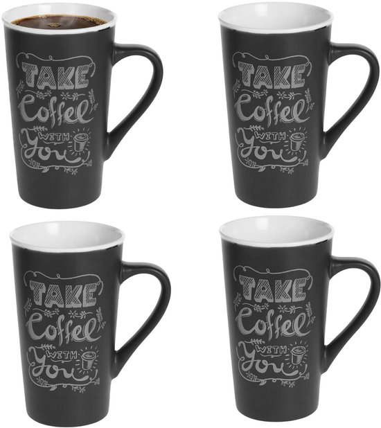 Zwarte mokken met witte tekst 'Take Coffee with You'. Eén mok is gevuld met koffie.