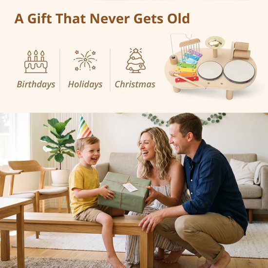 Een jongen krijgt een cadeau van zijn ouders op een feestje, met op de achtergrond een houten muziektribune.
