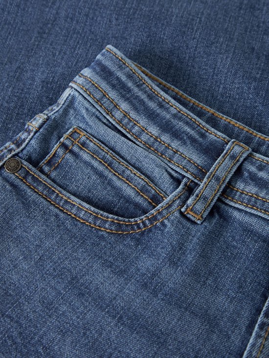 Close-up van de blauwe jeans met zakdetails en bruine stiksels.