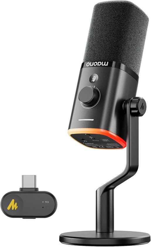 Zwarte Maono microfoon op standaard, met rode en oranje RGB-verlichting, naast een zwarte USB-C dongle.