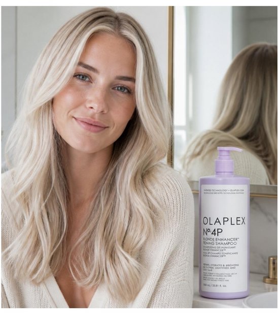 Model met lang, blond haar naast een fles OLAPLEX N°4P.