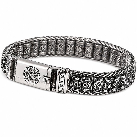 Zilverkleurige armband met gevlochten band en Buddha-symbool op de sluiting.